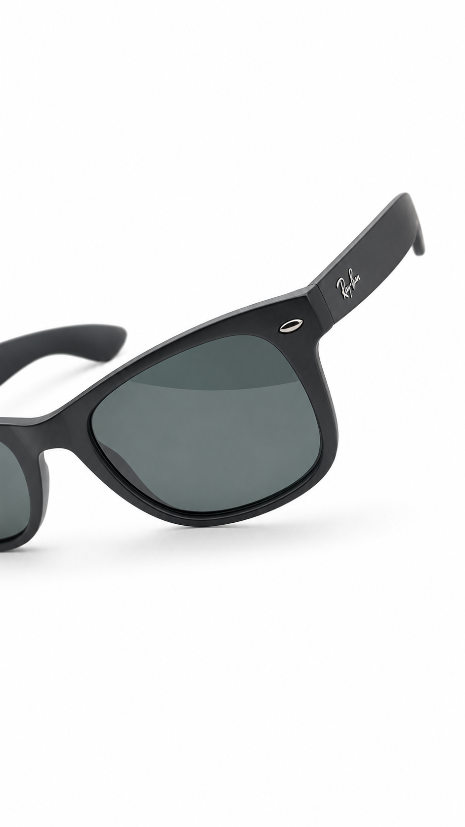 Ray-Ban Original Wayfarer Sunglasses – Matte Black with Green G-15 Lenses